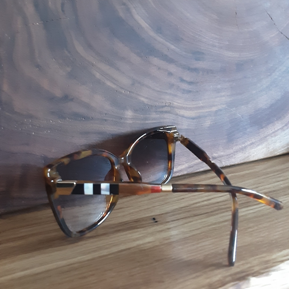 TORTOISE CAT EYE STRIPED SUNGLASSES - Picture 3 of 4